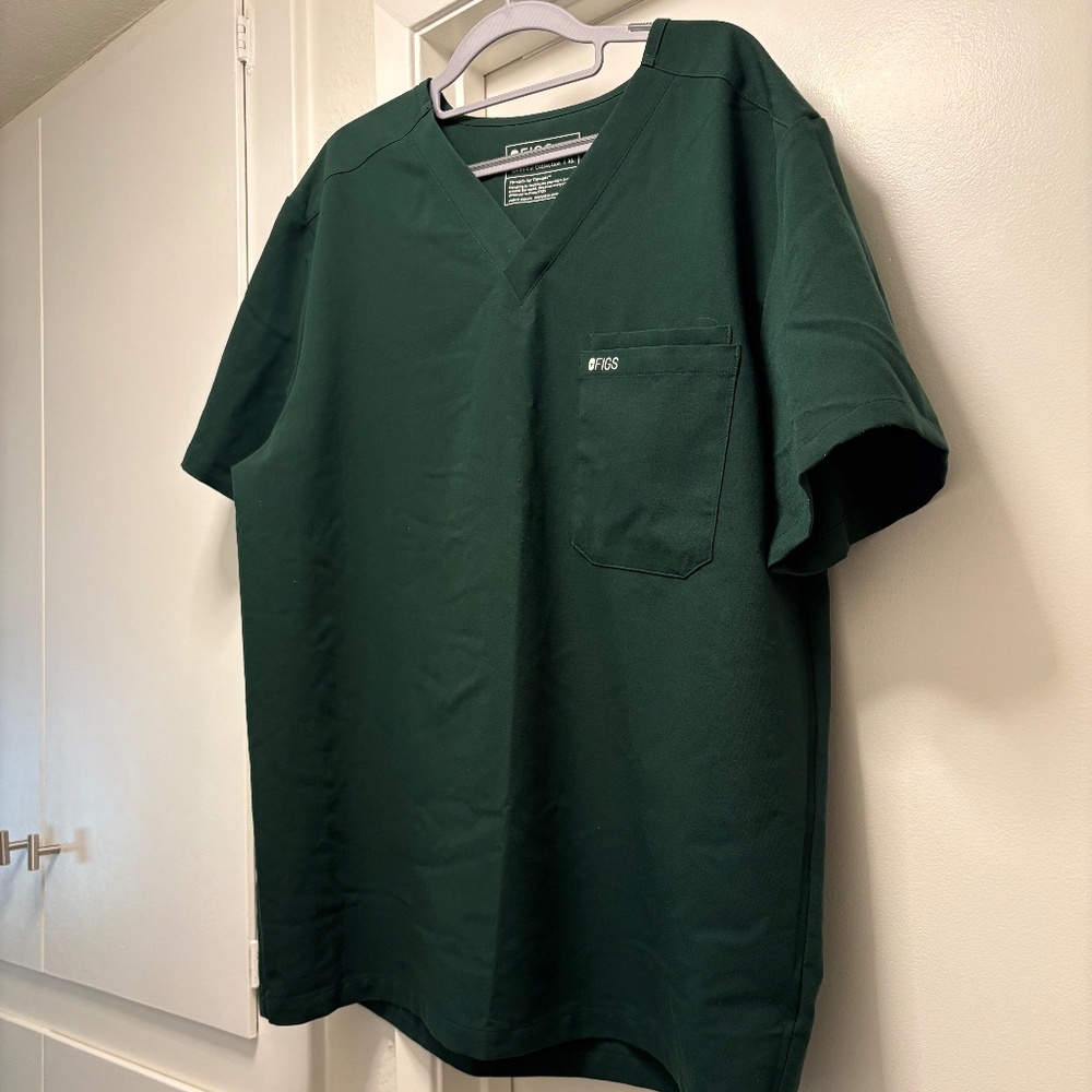Figs “technical collection” scrubs shirt - size XL